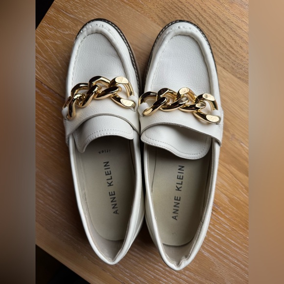 Anne Klein Women's White Leather Loafers with Gold Chain Accent. EUC. Size 9. - Picture 4 of 5